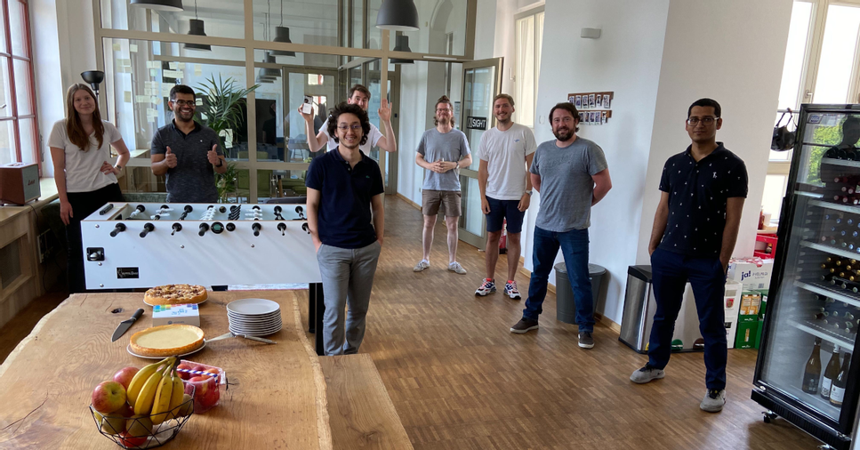 Ein Teil des Teams in unserer Gemeinschaftsarea