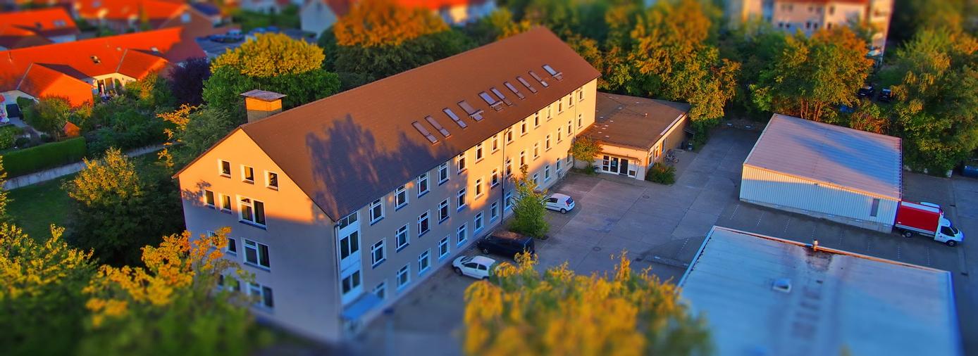 HPM Bürogebäude mit Parkplätzen znd KFZ Halle