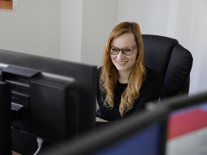Mitarbeiterin Jennifer Heß am Arbeitsplatz