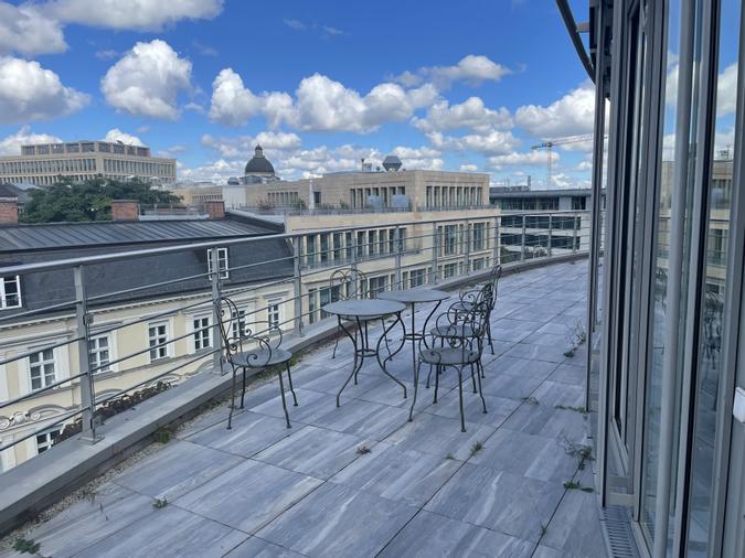 Unsere Dachterrasse mit Tischen