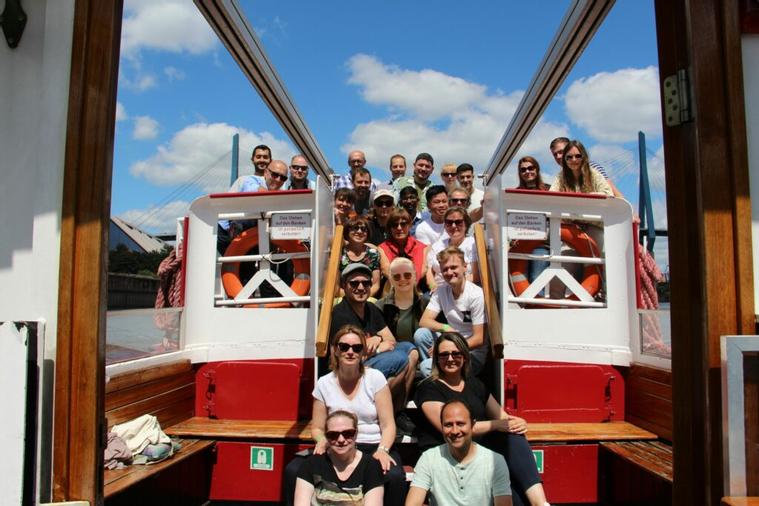 Firmenausflug nach Hamburg (hier bei einer Barkassenrundfahrt)