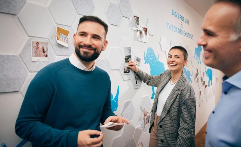 Unsere Big 5 for Liife Wall mit Fotos von Big 5 Erlebnissen unserer Kolleg:innen