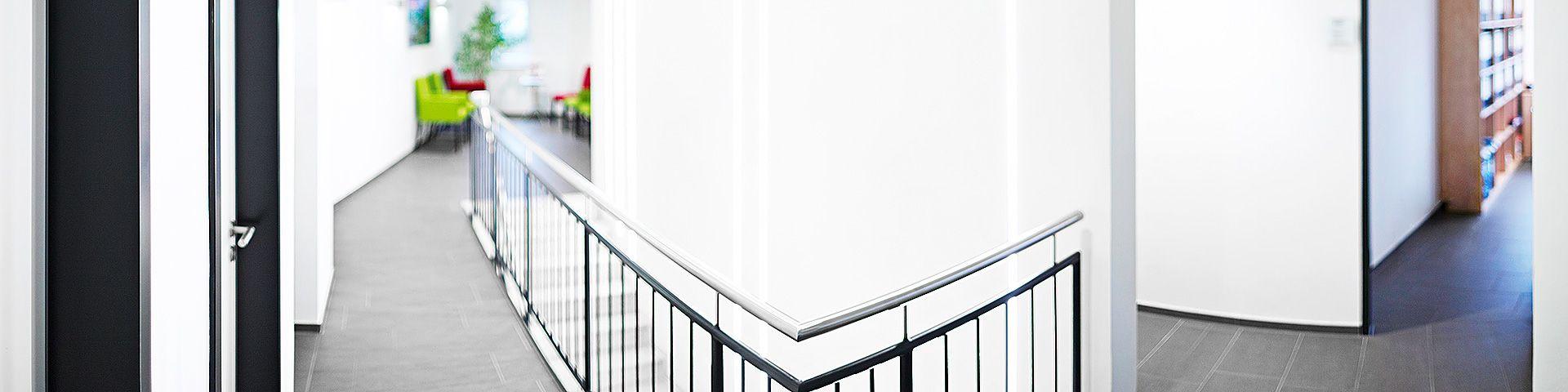 Obere Etage im Büro / Wartebereich für Mandanten