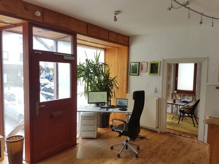 Vorderer Teil unseres Großraumbüros mit Besprechungszimmer im Hintergund