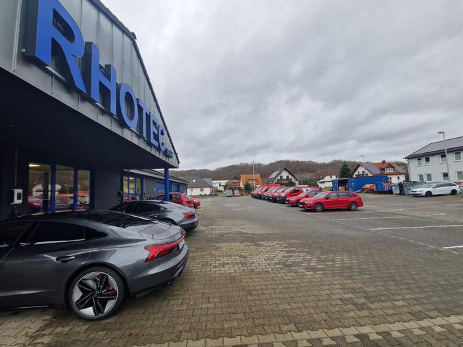 Firmenhof mit Fuhrpark