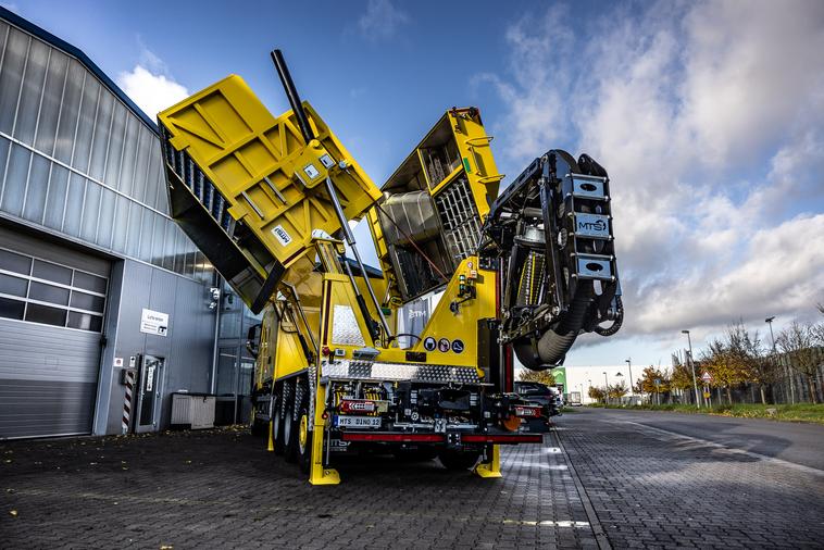 Saugbagger in Kippfunktion