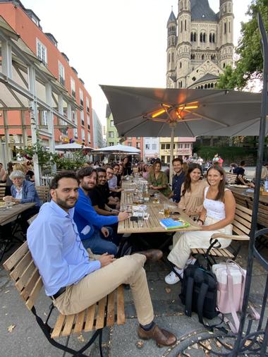 Team Event in einem traditionellen Kölner Biergarten