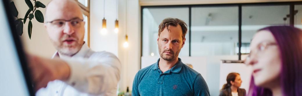 Ein Teil des Teams arbeitet kreativ an einer neuen Idee