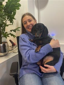 Unsere Werkstudentin Anica mit ihrem (Büro-)Hund Anton