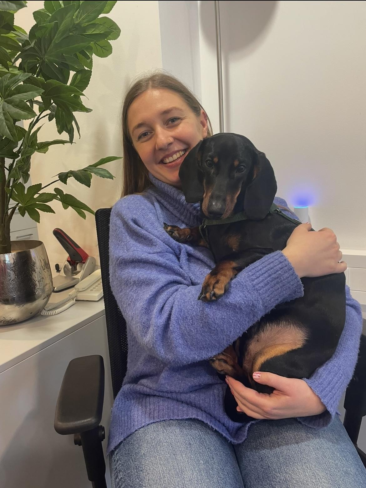 Unsere Werkstudentin Anica mit ihrem (Büro-)Hund Anton