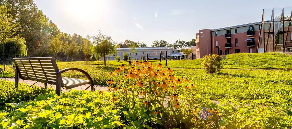Mitten im wunderschönen Park arbeiten.