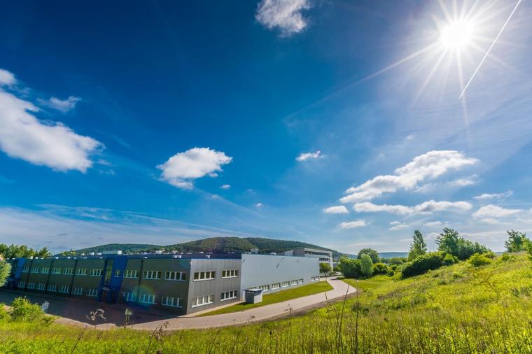Bürogebäude mit Lager im Hintergrund