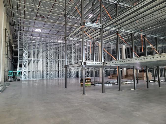 Fachbodenregalanlage und Lagerbühne im Einsatz