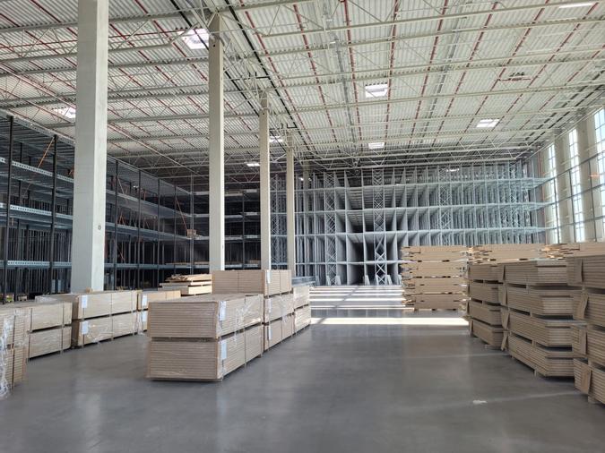 Fachbodenregalanlage und Lagerbühne im Einsatz