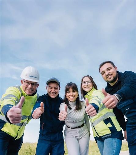 Mitarbeitende aus verschiedenen Bereichen lächeln in die Kamera und halten einen Daumen hoch
