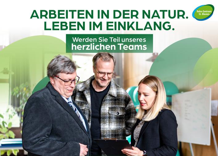 Klinikleitung beim Betrachten eines Berichtes