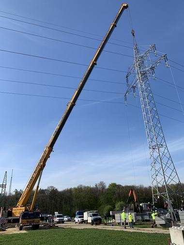 Aufstockung eines Strommastes 