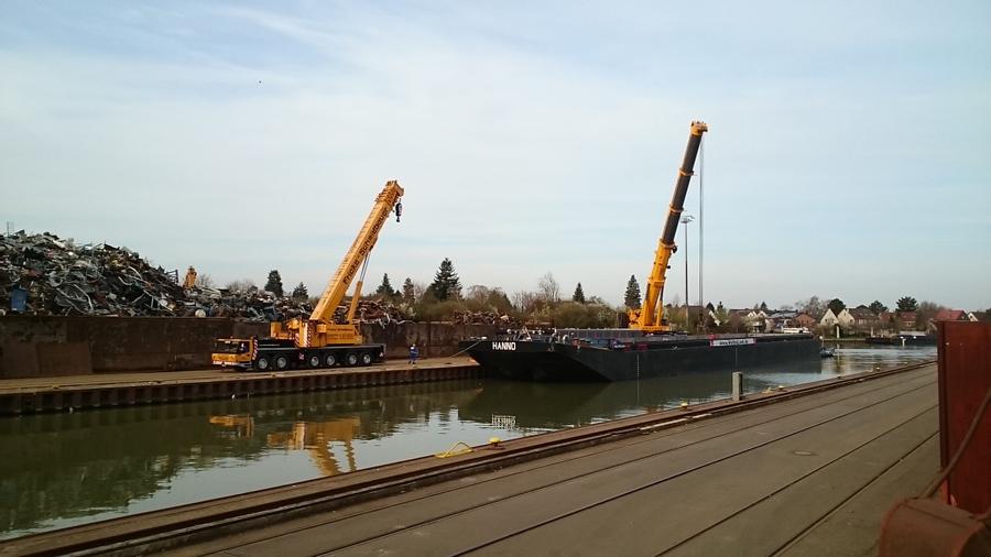 Doppelkranarbeit zum Entladen eines Binnenschiffes 