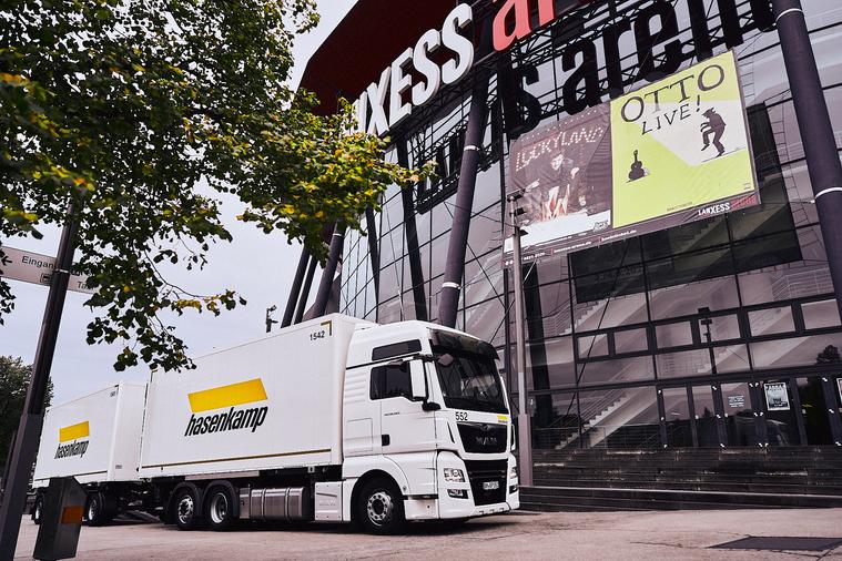 Gliederzug LKW vor Lanxessarena