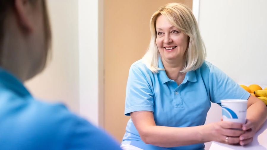 Kollegin im Pausenraum