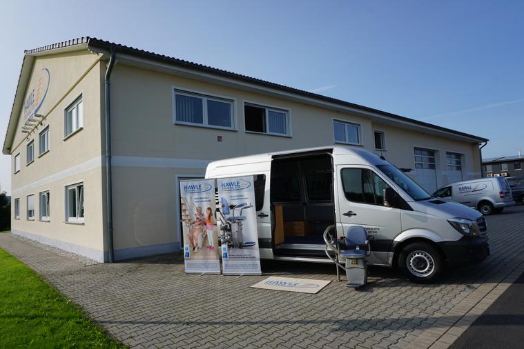 Unser Firmengebäude und das Info-Mobil