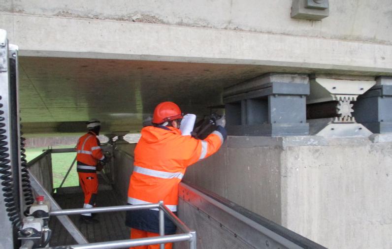 Lagerprüfung einer Autobahnbrücke