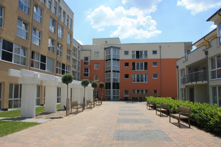 Weg zum Haupteingang