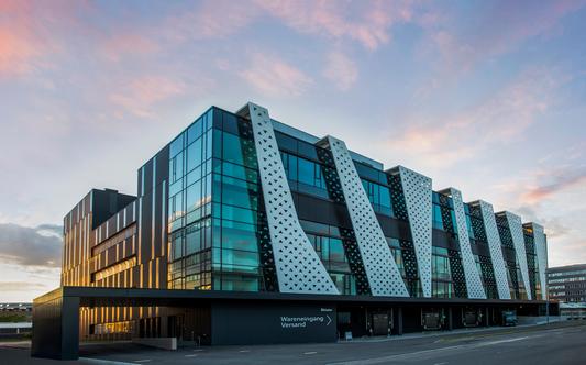 Das Bild zeigt unseren modernen Neubau, der sowohl als Produktionsstätte als auch als Logistikzentrum dient.