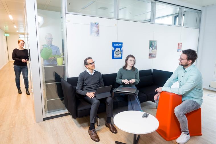 Mitarbeitende im Team Markenverband in den Kreativräumen der Geschäftsstelle in Berlin.