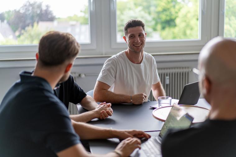 GF arbeitet mit seinem Team