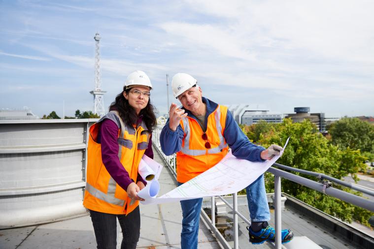 BTB Mitarbeitende auf dem Dach des Kraftwerks