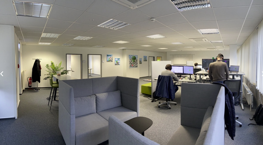 Office mit geteilten Arbeitsplätzen