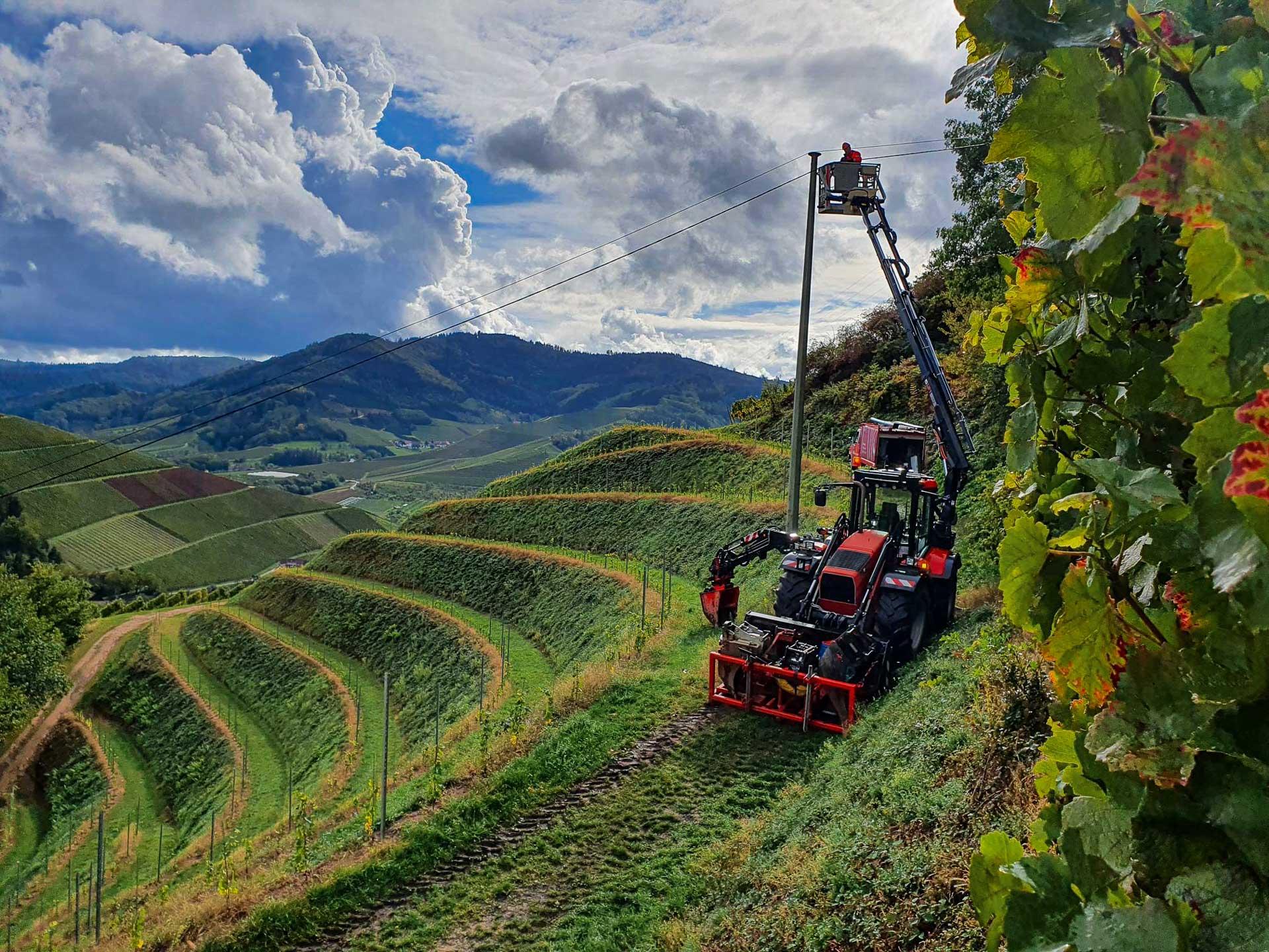 Freileitungsmonteuere bei der Arbeit mit einem Huddig