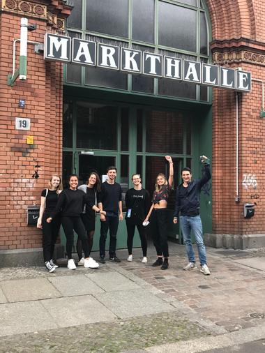 Die Fairment-Crew vor der Markthalle Neun