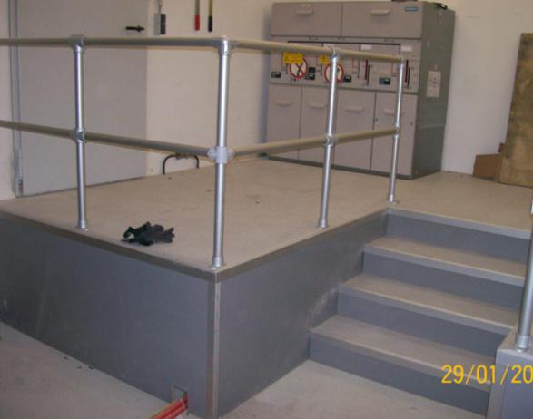 Treppe mit Frontverkleidung und Geländer