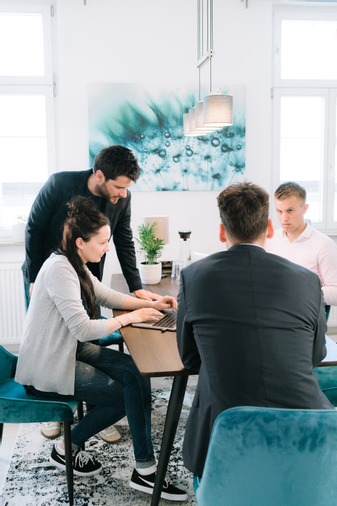 Mitarbeiter*innen im Meeting