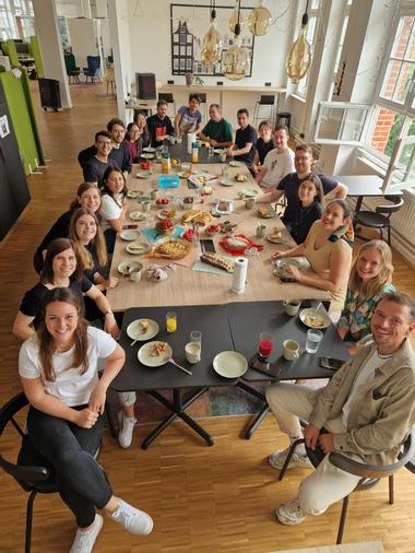 Beim Shared Breakfast (Motto- Kuchenfrühstück) im Office