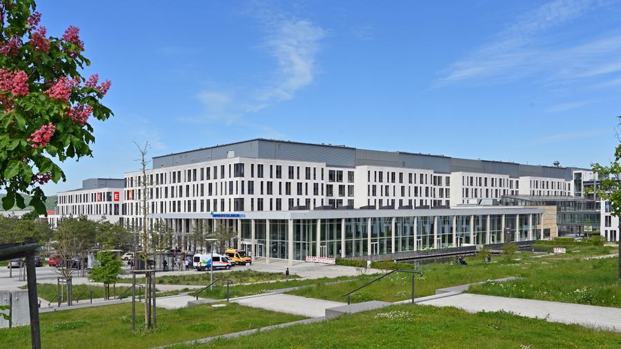 Außenansicht des Klinikums am Standort in Jena (Lobeda) bei Tag