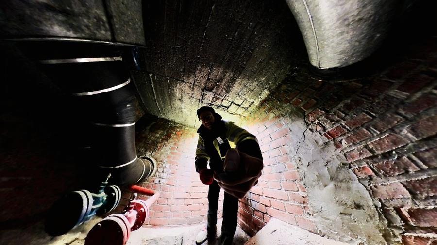 Ingenieure im Einsatz: Inspektion eines Fernwärmeschachtes zur Beginn des Planungsprozesses
