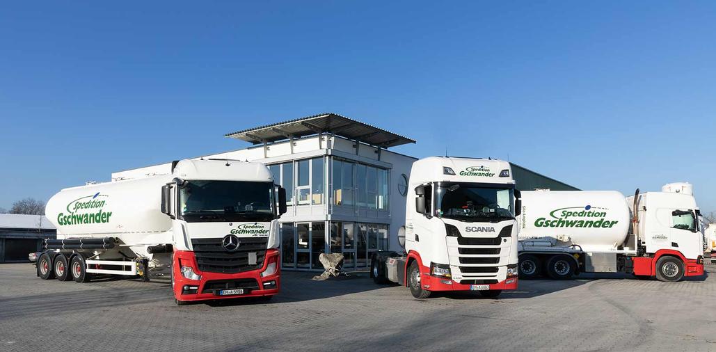 Verwaltungsgebäude und LKW