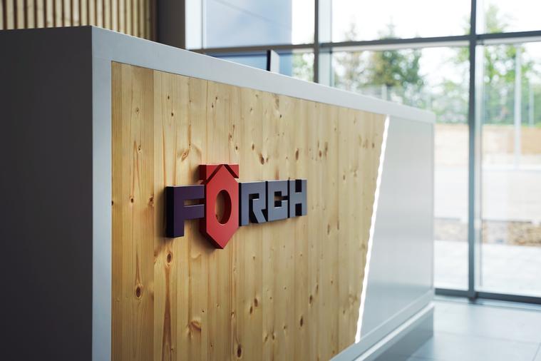 Das lichtdurchflutete Foyer unseres neuen Verwaltungsgebäudes lädt Mitarbeitende und Besucher herzlich ein