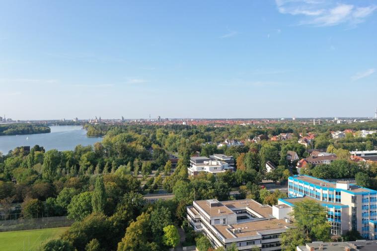 Der Maschsee und unser Bürogebäude (unten rechts)