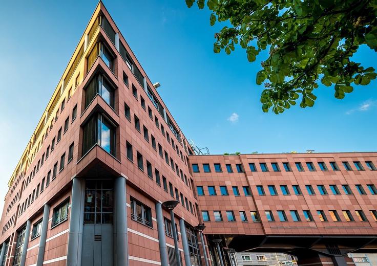 Kollegiengebäude am Kronenplatz (05.20), das ISSD befindet sich in der Triangel im 4. und 5. OG