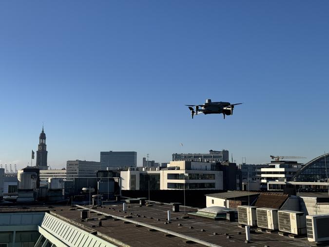 Drohne über den Häusern Hamburgs