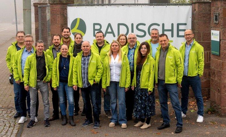Teamfoto vor dem Büro