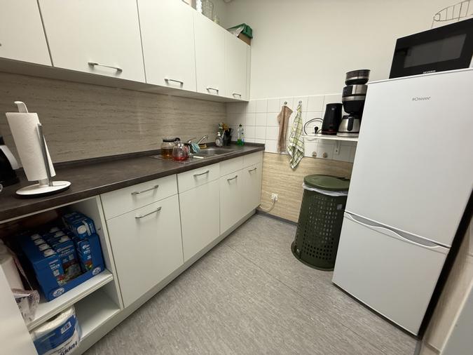 Teeküche mit Geschirrspüler, Mikrowelle, Kaffeemaschine, Wasserkocher, Kühl-/Gefrierschrank