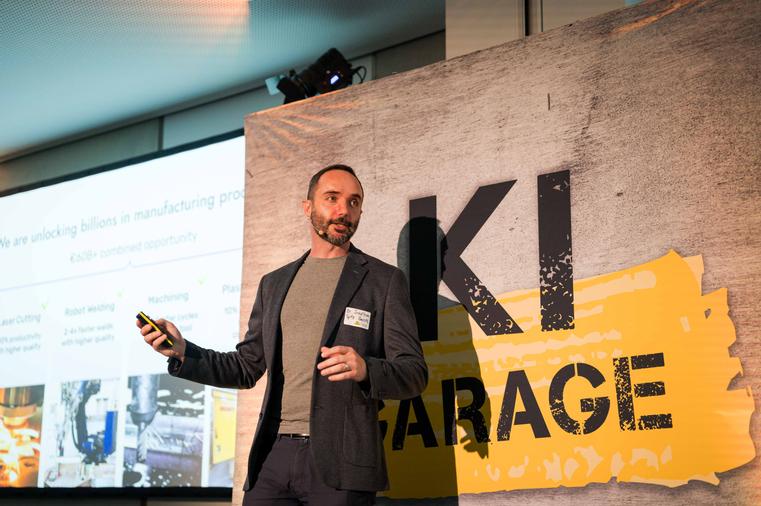 Dr. Jonathan Spitz vorträgt bei einem KI-Event