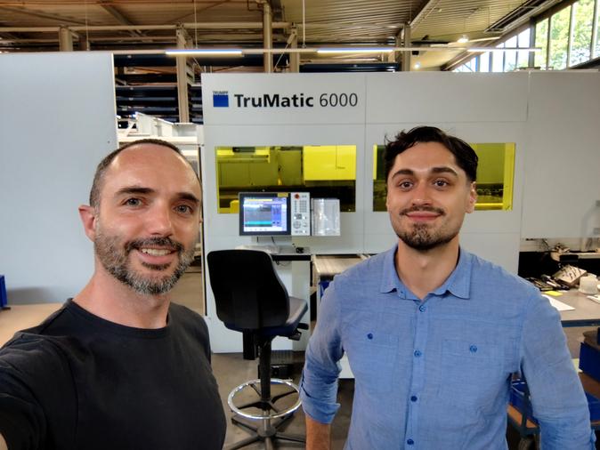 Besuch bei einem Kunde, wo die Parameter der Laserschneidmaschine optimiert wurden, um 20 % schneller zu schneiden.