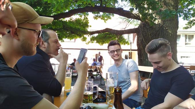 Gemütliches Zusammenkommen nach der Arbeit