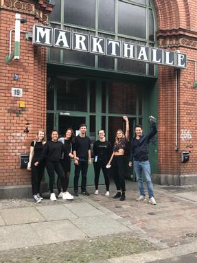 Die Fairment-Crew vor der Markthalle Neun